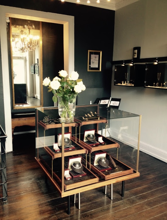 Guld og Design indenfor. Indretning af Guldsmeden Guld og Design – butik med smykkemontre, disk og håndlavede smykker.